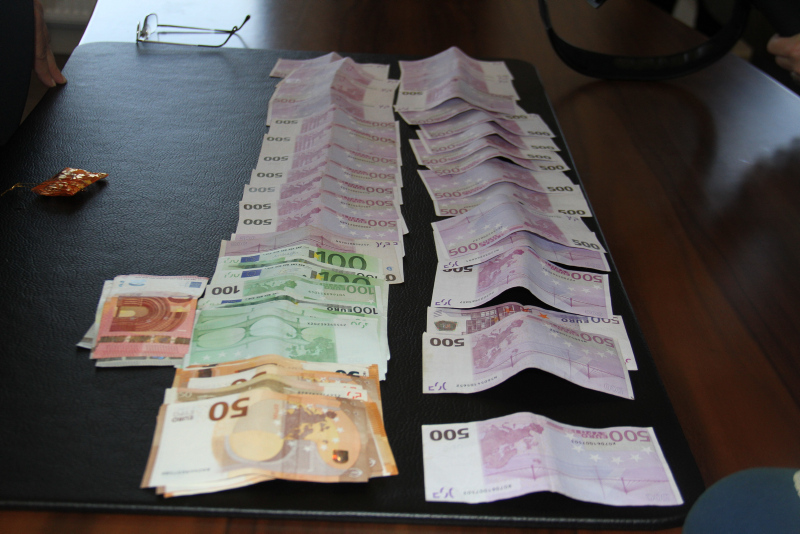 İstanbul Havalimanı’nda taksici aracında bulduğu parayı sahibine teslim etti
