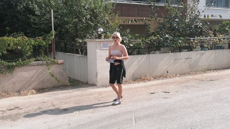 Antalya’da sokakta çıplak dolaşan İsveçli özgür kız polisi çileden çıkardı