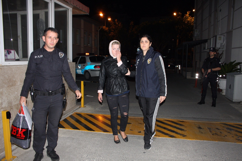 Antalya’da sokakta çıplak dolaşan İsveçli özgür kız polisi çileden çıkardı
