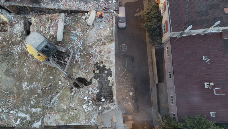 İstanbul’da ilginç yıkım! Hasar gören bina...