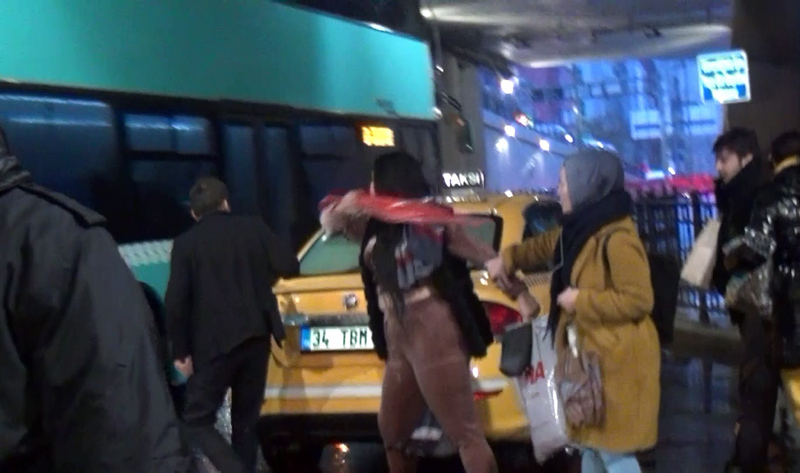 Taksim’de ortalık karıştı! Taksiciye şemsiyeyle saldırdı!