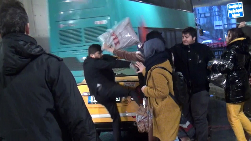 Taksim’de ortalık karıştı! Taksiciye şemsiyeyle saldırdı!