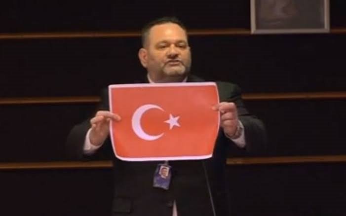 Türk bayrağını yırtan faşist Yunan vekil Ioannis Lagos’ın sicili kabarık çıktı