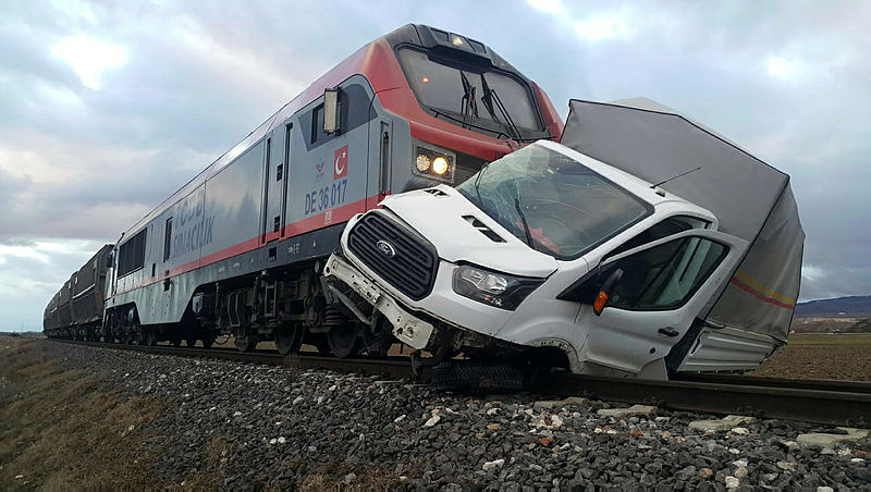 Afyonkarahisar’da tren kazası! Bariyerleri kırıp geçmek isterken...