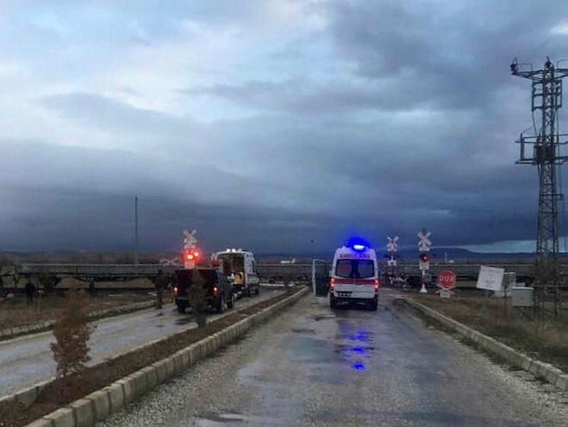 Afyonkarahisar’da tren kazası! Bariyerleri kırıp geçmek isterken...