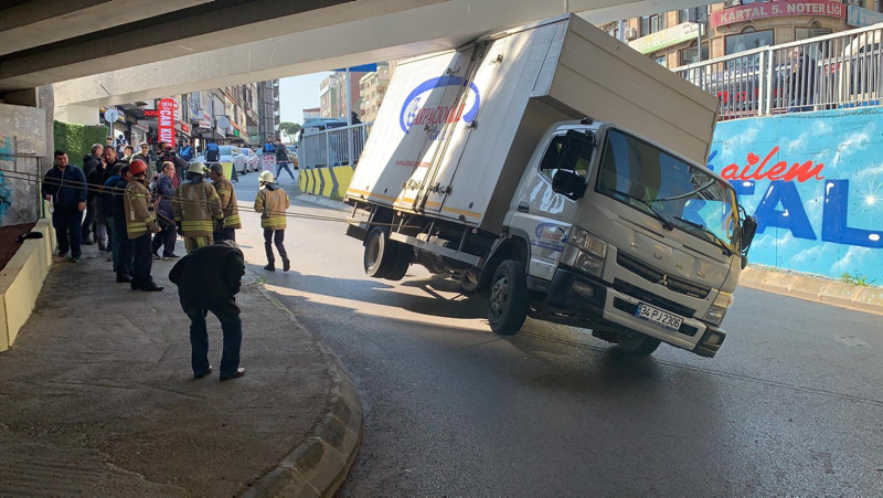İstanbul Kartal’da görenleri şaşırtan kaza! Havada böyle asılı kaldı