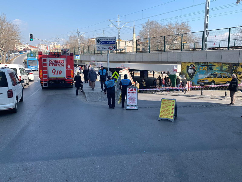İstanbul Kartal’da görenleri şaşırtan kaza! Havada böyle asılı kaldı