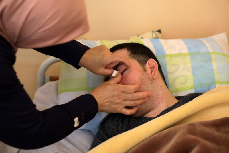 Antalya’da yürek yakan olay! Yatalak oğlunun gözlerini 6 yıldır yara bandıyla kapatıyor