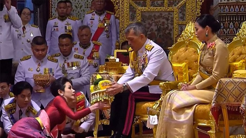 Tayland Kralı Vajiralongkorn yine tepki topladı! Cariyelerini ordu mensubu yaptı