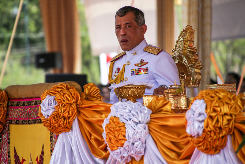 Tayland Kralı Vajiralongkorn yine tepki topladı! Cariyelerini ordu mensubu yaptı