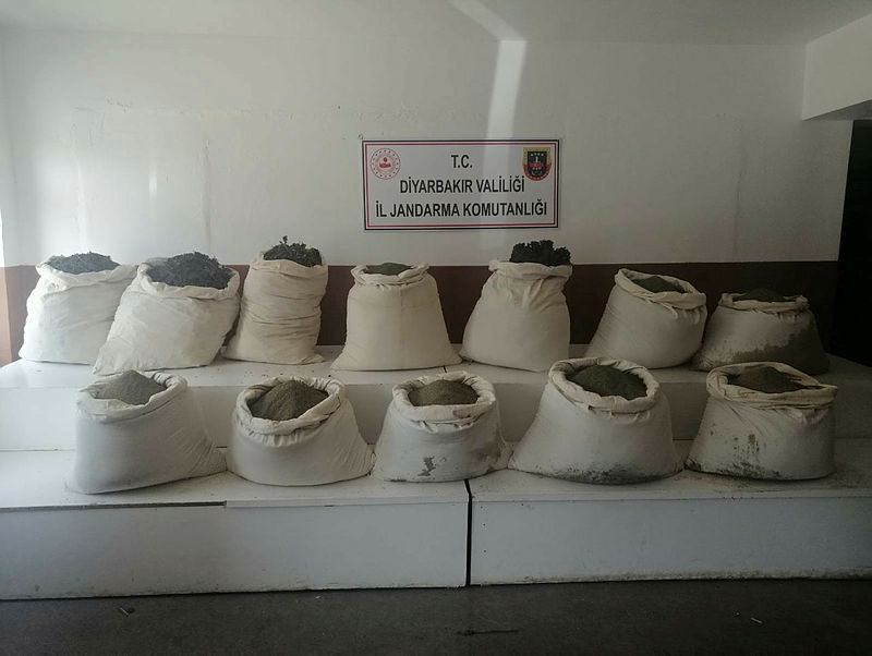 Diyarbakır’da Çalılıklar arasına gizlenmiş  810 kilo uyuşturucu ele geçirildi