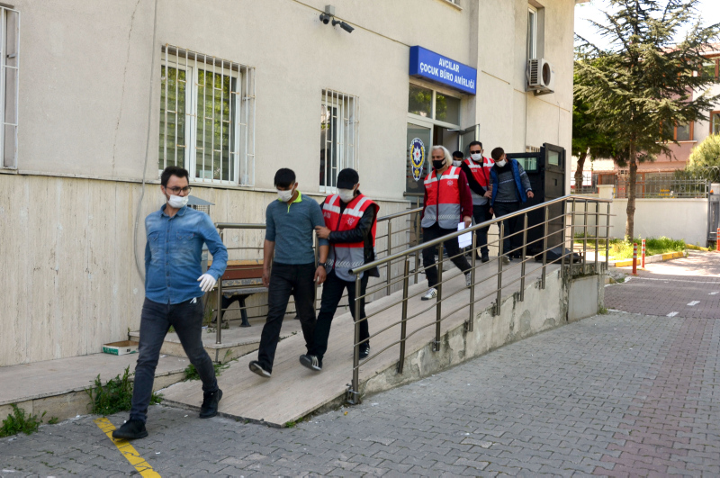 İstanbul’da hırsızlar çalmak istedikleri otomobilin yanlışlıkla kornasına basınca yakalandılar
