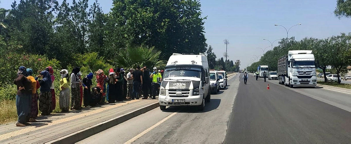 14 kişilik araçtan 35 kişi çıktı! Adana’da görenleri hayrete düşüren olay