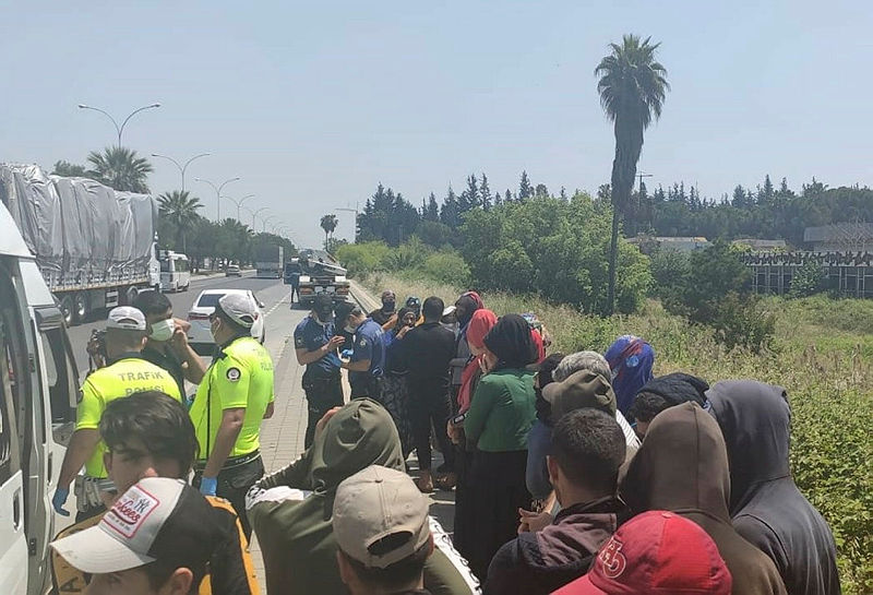 14 kişilik araçtan 35 kişi çıktı! Adana’da görenleri hayrete düşüren olay