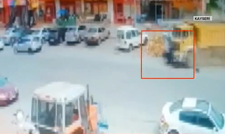 Son dakika: Kayseri’de feci kaza kamerada! Freni boşalan kamyon ortalığı savaş alanına çevirdi |Video
