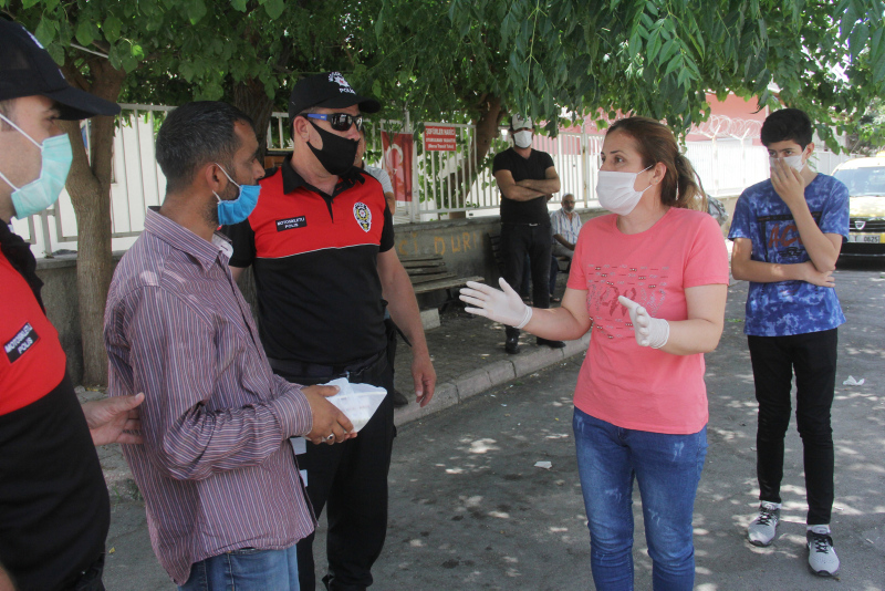 Adana’da tepki çeken görüntü! Dua kitabı satmak için alnından öptü