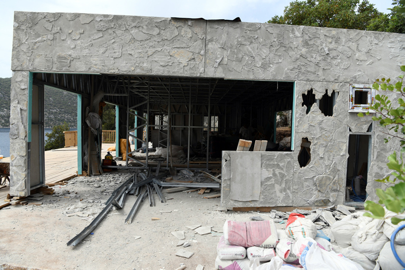Antalya’da 48 saatte yapılan kaçak villa yıkılıyor
