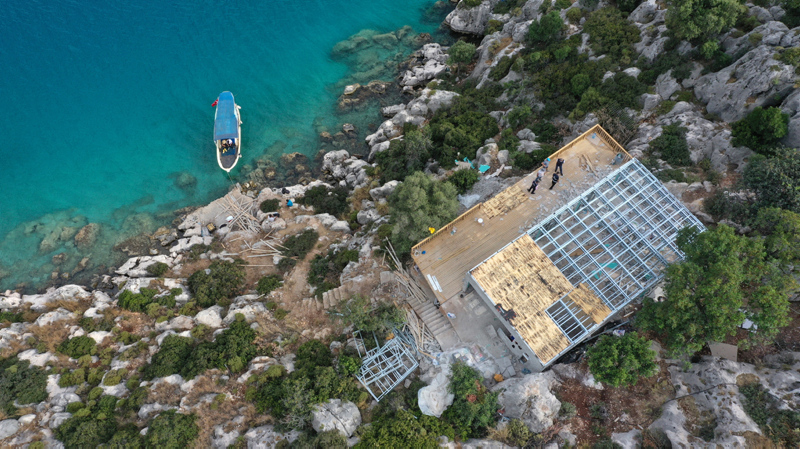 Antalya’da 48 saatte yapılan kaçak villa yıkılıyor