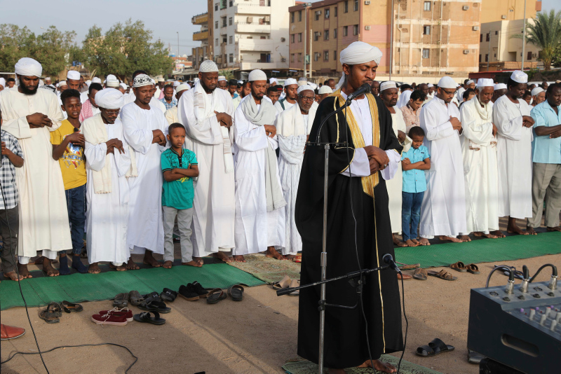 Sudan’da bayram namazı yasak dinlemedi!