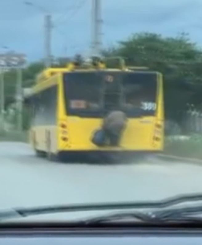 Son dakika: Trafikte şoke eden görüntü! Yaşlı kadın otobüse böyle takıldı |Video