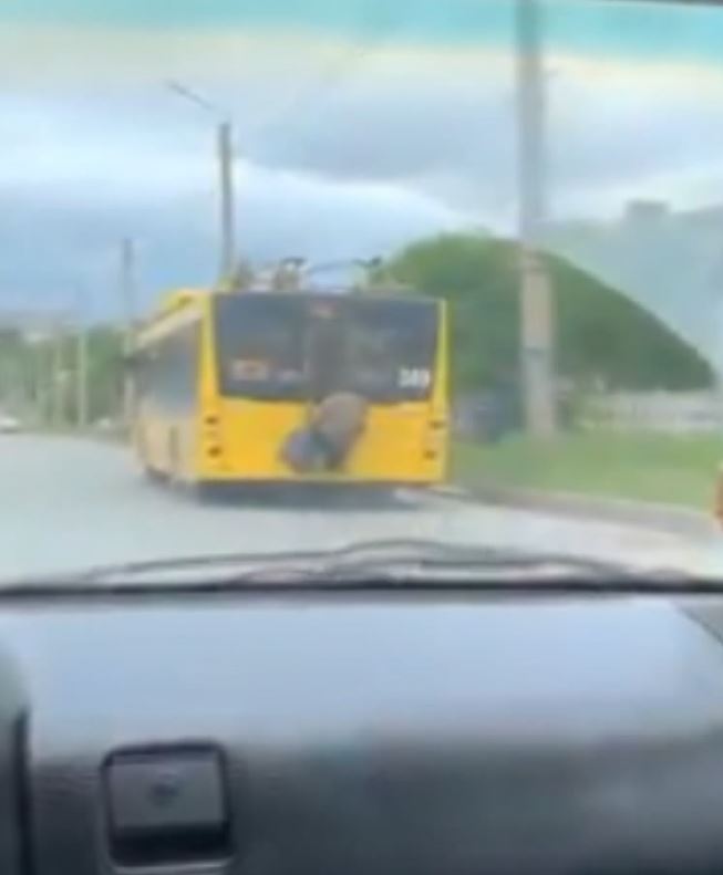 Son dakika: Trafikte şoke eden görüntü! Yaşlı kadın otobüse böyle takıldı |Video
