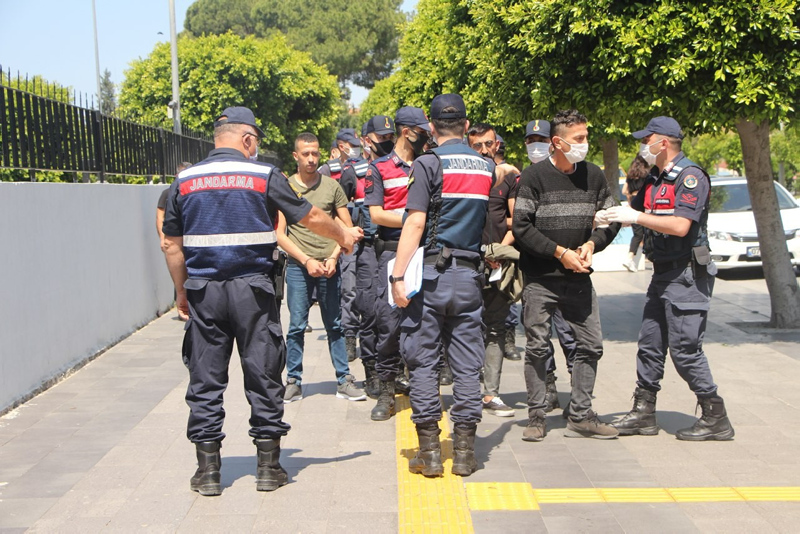Antalya’da insanlık dışı görüntüler! Zorla aracın bagajına sokup dövdüler