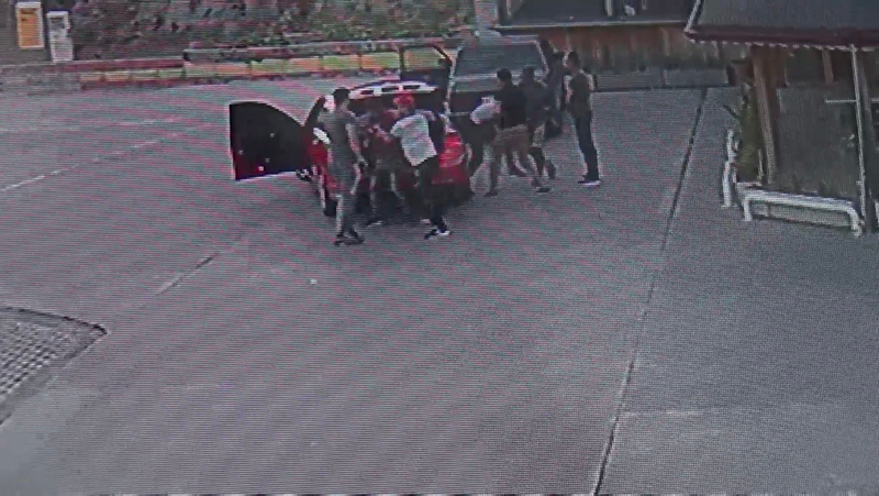 Antalya’da insanlık dışı görüntüler! Zorla aracın bagajına sokup dövdüler
