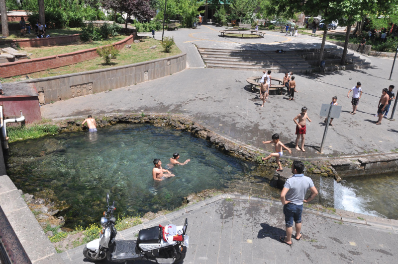 Yasak ve tehlikeye rağmen yüzdüler