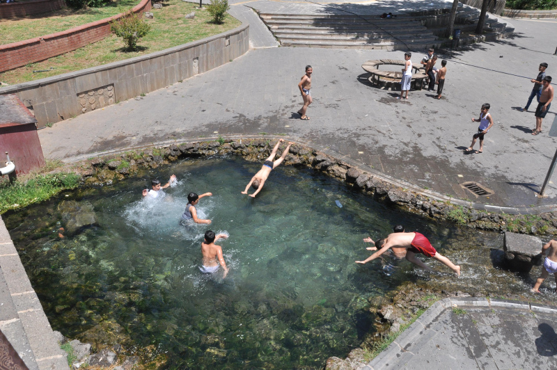Yasak ve tehlikeye rağmen yüzdüler