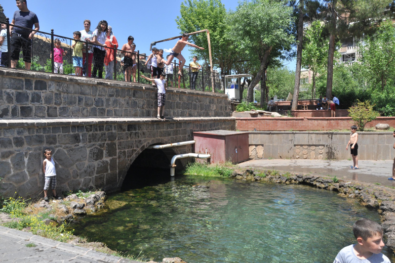 Yasak ve tehlikeye rağmen yüzdüler