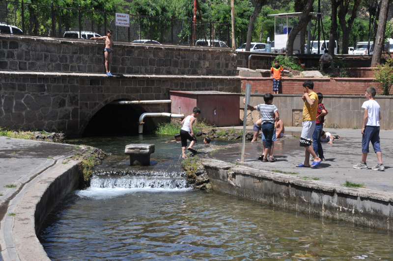 Yasak ve tehlikeye rağmen yüzdüler