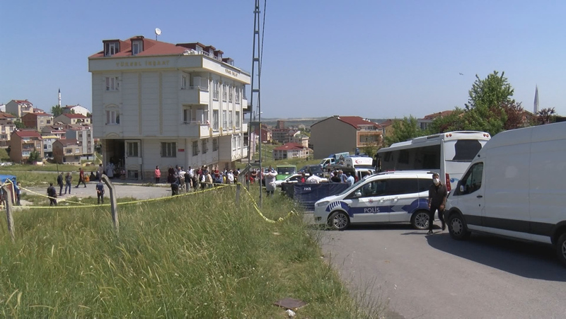 İstanbul’da kadın cinayeti! Cenaze yerdeyken eşlerin akrabaları arasında kavga çıktı