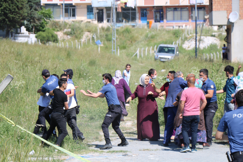 İstanbul’da kadın cinayeti! Cenaze yerdeyken eşlerin akrabaları arasında kavga çıktı