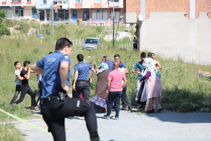 İstanbul’da kadın cinayeti! Cenaze yerdeyken eşlerin akrabaları arasında kavga çıktı