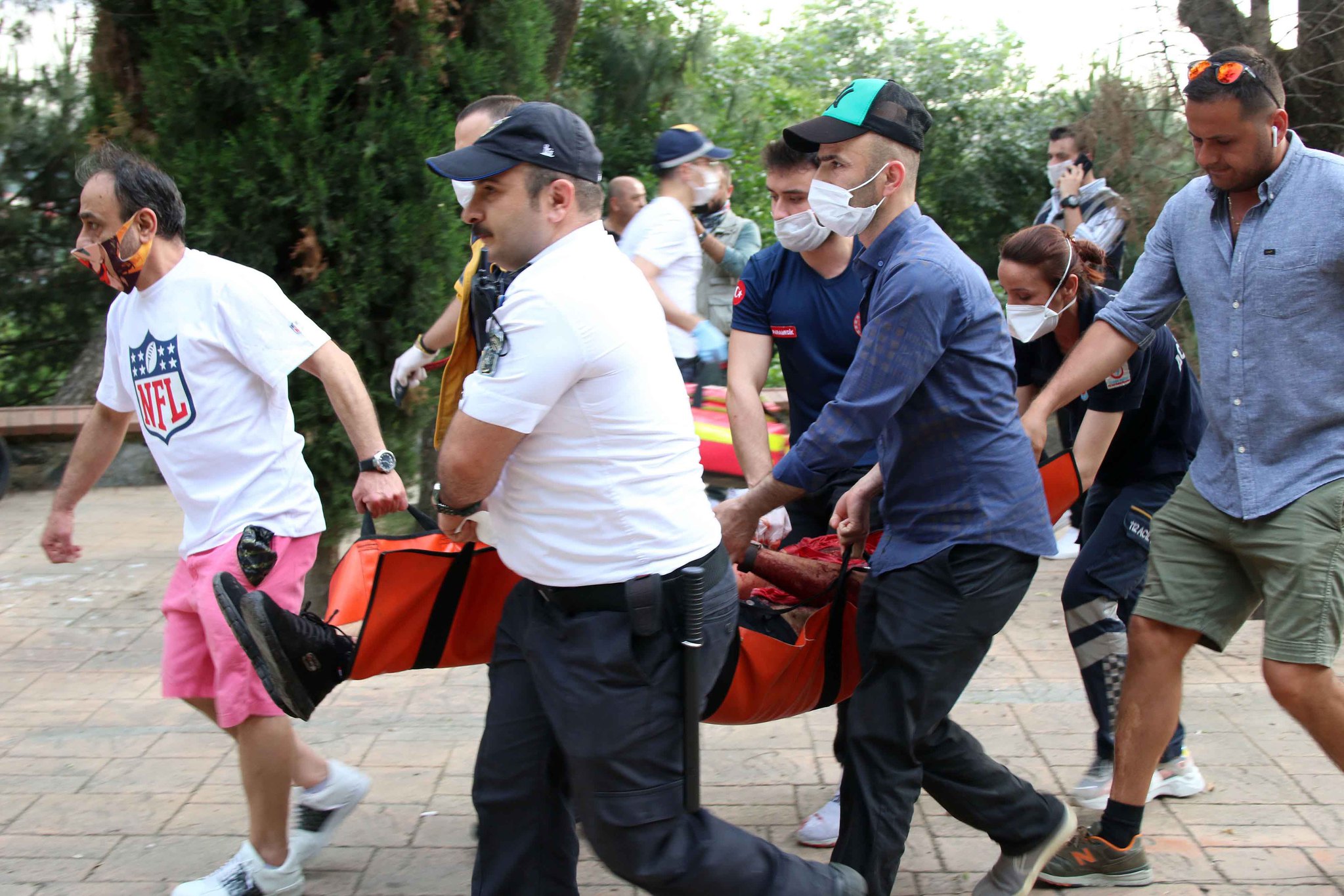 Laf atma tartışmasında kan çıktı: Kırık bira şişesiyle boğazı kesildi