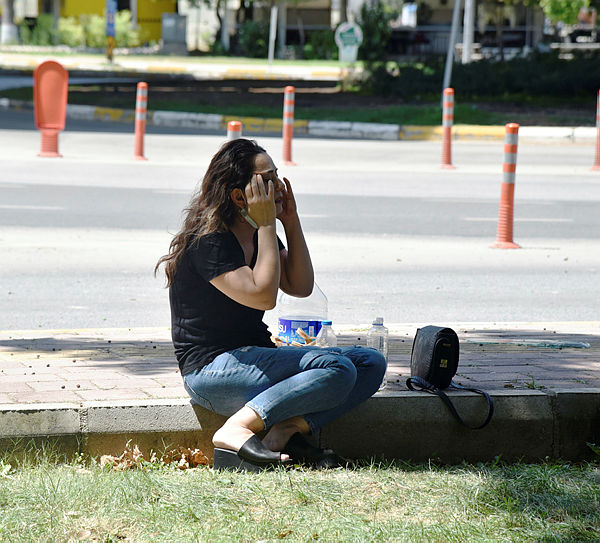 Antalya’da kaza yapan psikiyatrist Zehra Gökmen’in cüzdanını çaldılar