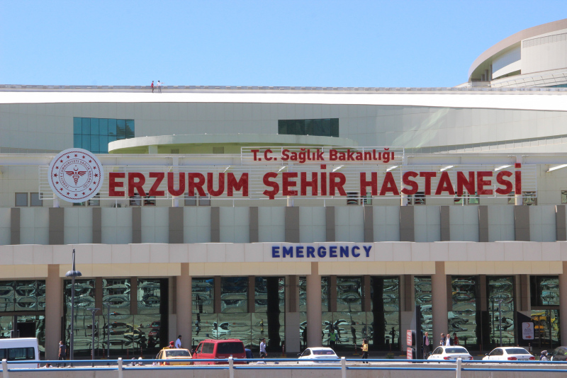 Erzurum’da kilo aldığını sanan hastanın karnından 3 kova ur çıkarıldı