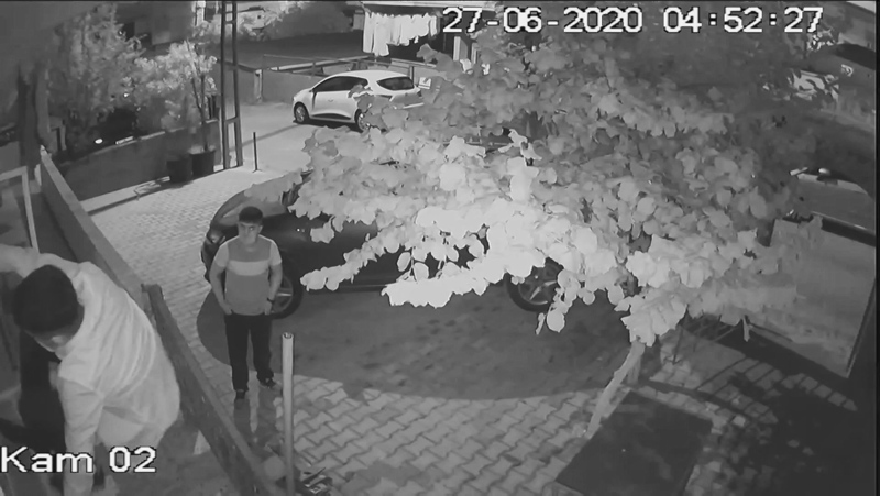 İstanbul’da hırsız güvenlik kamerasını görünce pişkince hareketler yaptı