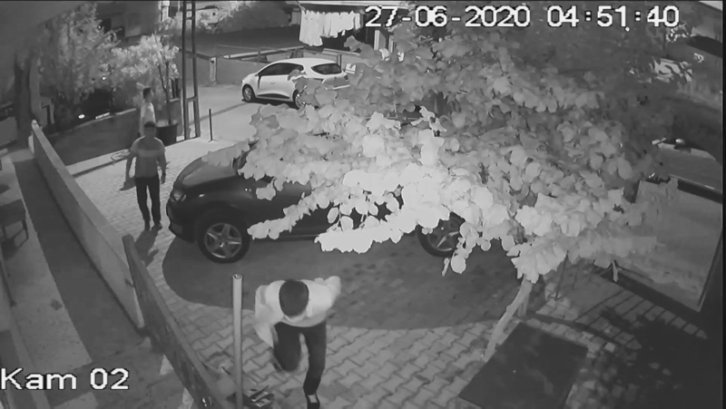İstanbul’da hırsız güvenlik kamerasını görünce pişkince hareketler yaptı