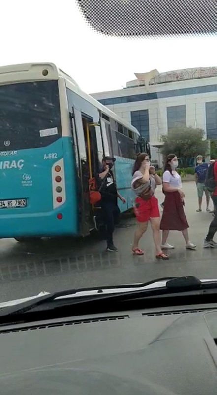 Son dakika: Trafikten men edildi! İstanbul’da uygulamadan kaçan otobüsten 40 yolcu çıktı |Video