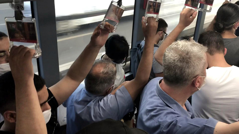 Adım atacak yer kalmadı! Metrobüslerde 'sosyal mesafesiz' yolculuk