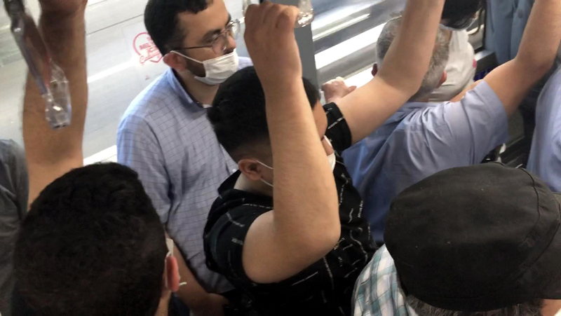 Adım atacak yer kalmadı! Metrobüslerde 'sosyal mesafesiz' yolculuk