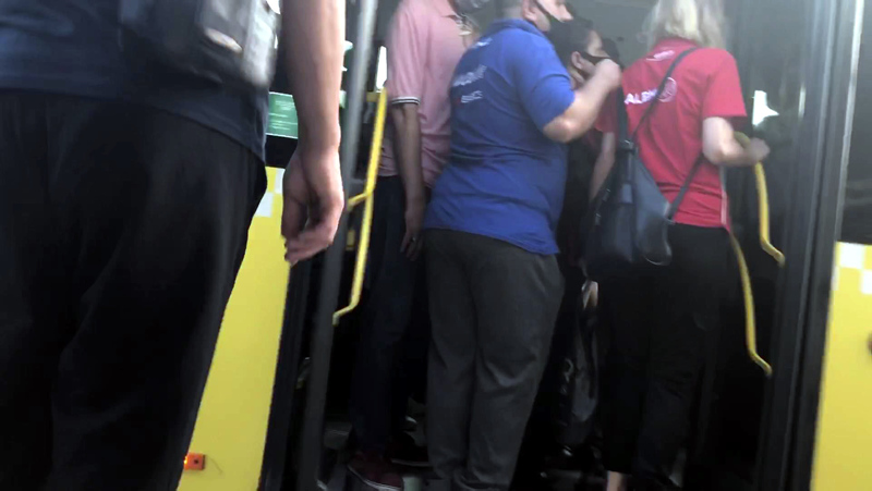 Adım atacak yer kalmadı! Metrobüslerde 'sosyal mesafesiz' yolculuk