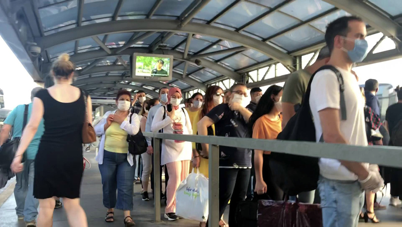 Adım atacak yer kalmadı! Metrobüslerde 'sosyal mesafesiz' yolculuk