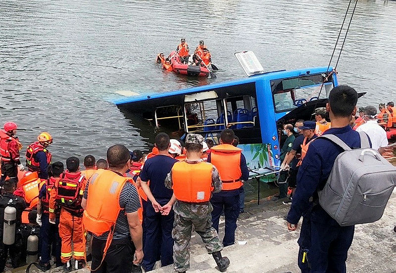 Son dakika: Çin’de öğrenci taşıyan otobüs su kanalına böyle uçtu! 21 kişi hayatını kaybetti