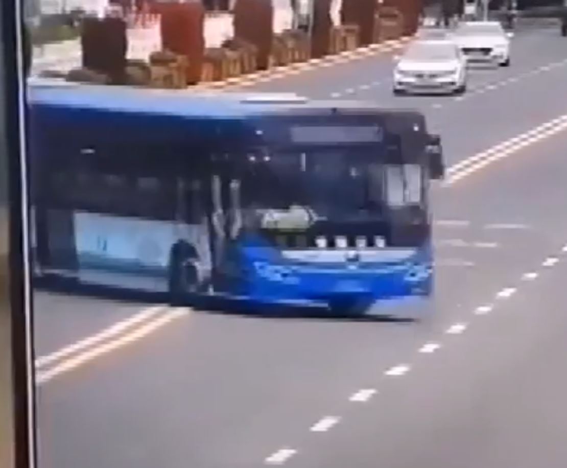 Son dakika: Çin’de öğrenci taşıyan otobüs su kanalına böyle uçtu! 21 kişi hayatını kaybetti