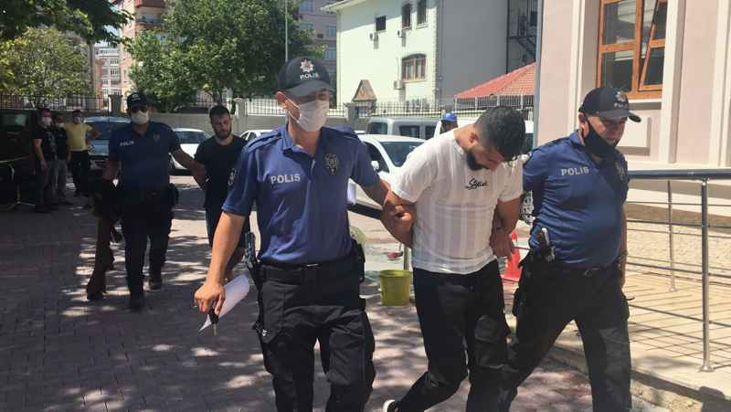 Kadın kıyafetleriyle yakalandılar! Bıçak zoruyla bir eve girip...