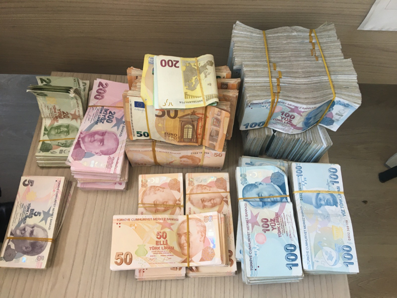 Kadın kıyafetleriyle yakalandılar! Bıçak zoruyla bir eve girip...