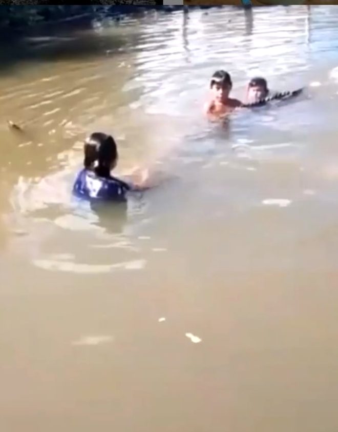 Malezyalı babadan dehşete düşüren davranış! 4 çocuğun tehlikeli sularda ölümle dansı!