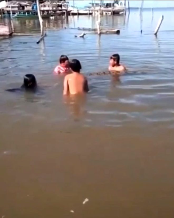 Malezyalı babadan dehşete düşüren davranış! 4 çocuğun tehlikeli sularda ölümle dansı!
